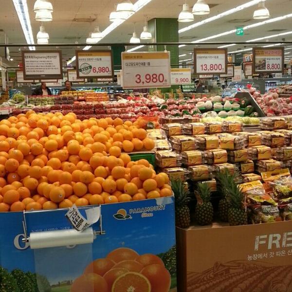 Photo taken at 이마트 / E-Mart by Jason P. on 3/11/2013-京畿道坡州市想党区10号易买得超市 Photo taken at 이마트 / E-Mart by Jason P. on 3/11/2013