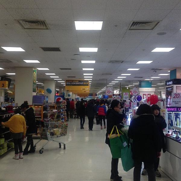 Photo taken at 이마트 / E-Mart by Youngwon L. on 1/5/2013-京畿道坡州市想党区10号易买得超市 Photo taken at 이마트 / E-Mart by Youngwon L. on 1/5/2013