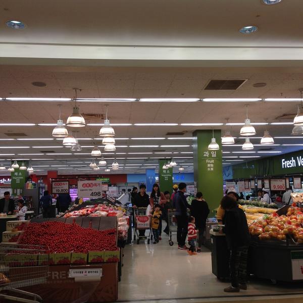 Photo taken at 이마트 / E-Mart by Youngwon L. on 4/27/2013-京畿道坡州市想党区10号易买得超市 Photo taken at 이마트 / E-Mart by Youngwon L. on 4/27/2013