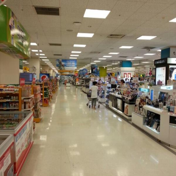 Photo taken at 이마트 / E-Mart by Jason P. on 7/16/2012-京畿道坡州市想党区10号易买得超市 Photo taken at 이마트 / E-Mart by Jason P. on 7/16/2012