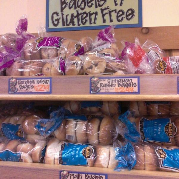 Photo taken at Trader Joe's by Dianne -美国伊利诺斯州丹尼森市奥格登大道122 Photo taken at Trader Joe's by Dianne