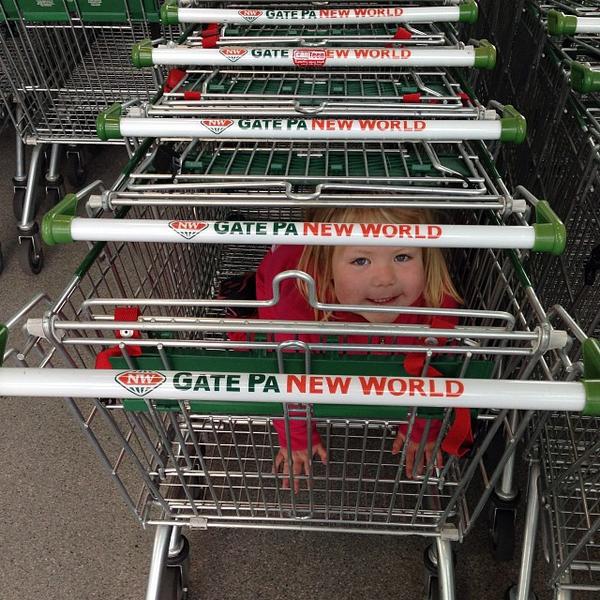 纽西兰当地人的购物地点New World超市陶朗加店图片库