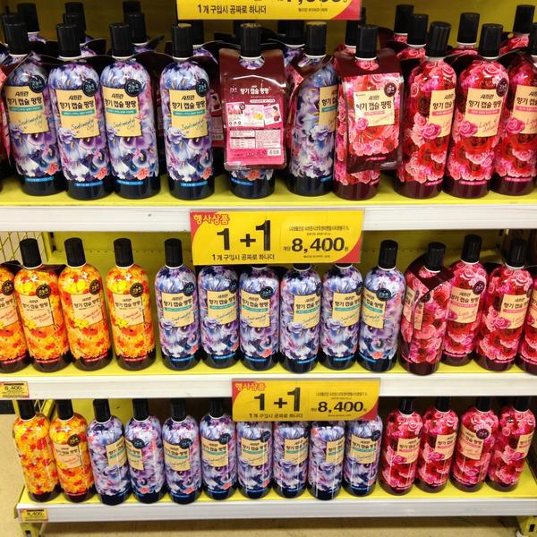 Photo taken at 홈플러스 (Home Plus) by Insung J. on 5/4/2013-京畿道高阳市一山东区中央路1275号路64号(一山店) Photo taken at 홈플러스 (Home Plus) by Insung J. on 5/4/2013