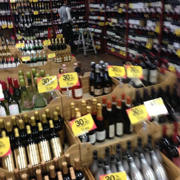 Photo taken at 홈플러스 (Home Plus) by Dmitry O. on 4/14/2013-京畿道高阳市一山东区中央路1275号路64号(一山店) Photo taken at 홈플러스 (Home Plus) by Dmitry O. on 4/14/2013