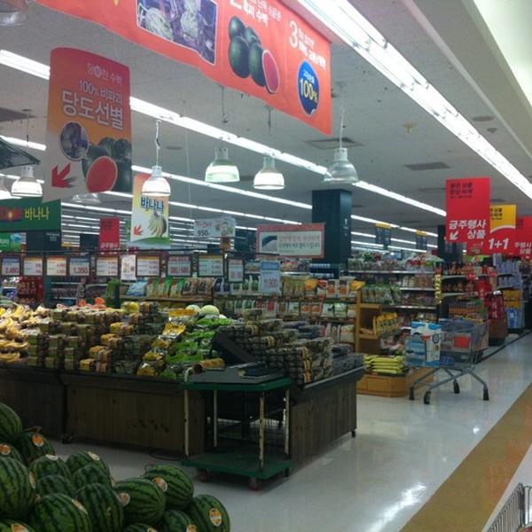 Photo taken at 이마트 (E-Mart) by Kyungbae Y. on 8/15/2012