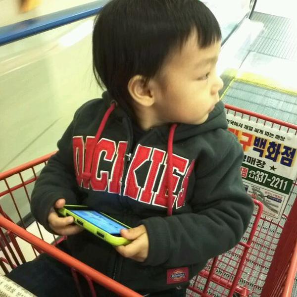Photo taken at 롯데마트 (LOTTE Mart) by Dong-ho J. on 1/22/2012