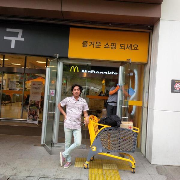 Photo taken at 이마트 (E-Mart) by Satria W. on 5/18/2015