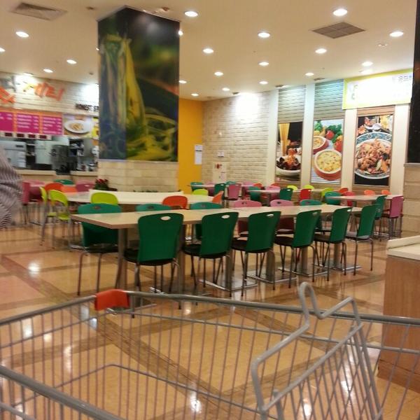 Photo taken at 이마트 (E-Mart) by 지리산산수농윈/윤 춘. on 6/3/2013