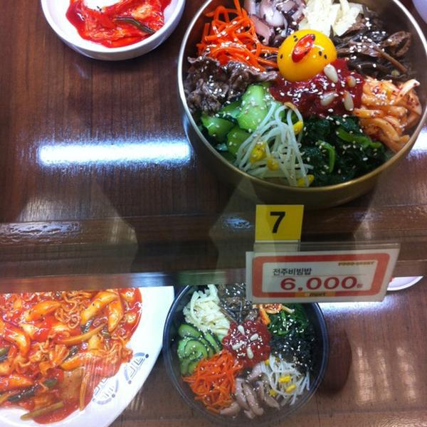 Photo taken at 이마트 (emart) by Bradycardia W. on 9/9/2012-庆尚南道昌原市昌原站易买得超市 Photo taken at 이마트 (emart) by Bradycardia W. on 9/9/2012