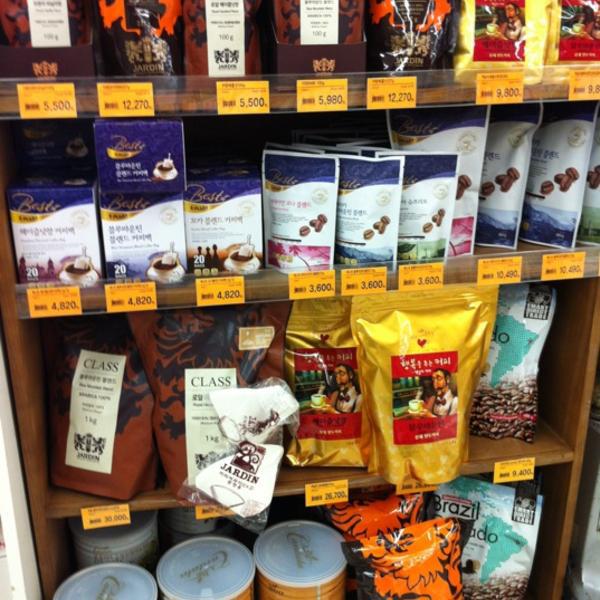 Photo taken at 이마트 (emart) by Kihoon J. on 4/30/2012-庆尚南道昌原市昌原站易买得超市 Photo taken at 이마트 (emart) by Kihoon J. on 4/30/2012