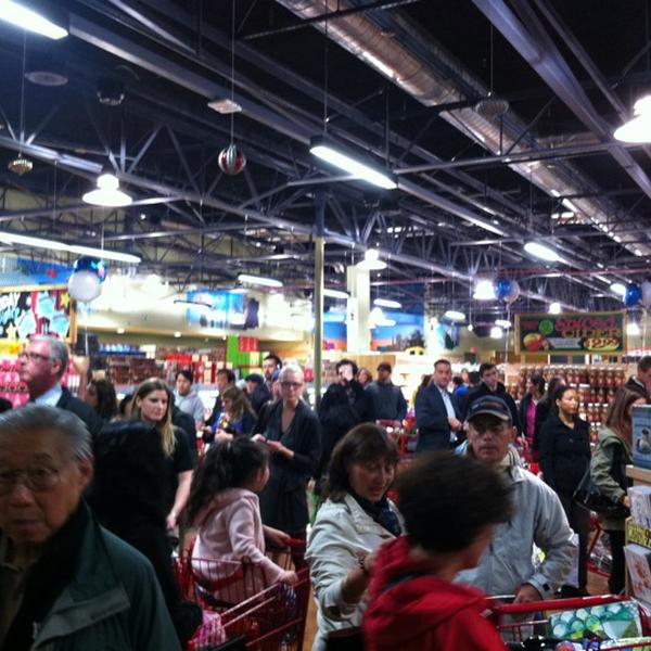Photo taken at Trader Joe's by Ross S. on 11/30/2012-加尼福尼亚旧金山海德街1095(在加州街) Photo taken at Trader Joe's by Ross S. on 11/30/2012