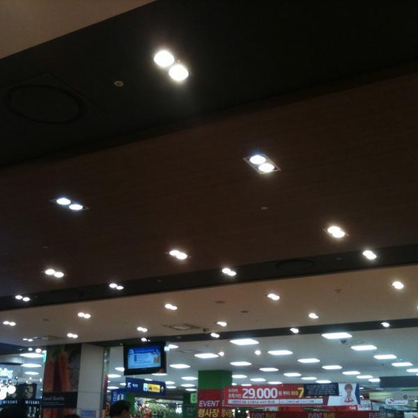 Photo taken at 홈플러스 (Home Plus) by 김 철. on 10/26/2013-京畿道高阳市义山区1036 Photo taken at 홈플러스 (Home Plus) by 김 철. on 10/26/2013