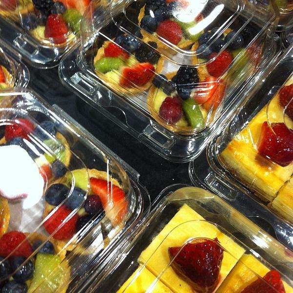 Photo taken at Whole Foods Market by Kevin M. on 2/26/2012-伊利诺州埃尔金市绍姆堡镇马丁格尔路750号 Photo taken at Whole Foods Market by Kevin M. on 2/26/2012