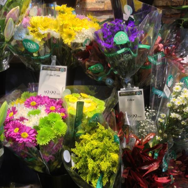 Photo taken at Whole Foods Market by Ted A. on 5/28/2013-美国弗吉尼亚州格伦 - 阿伦西广场街11173 Photo taken at Whole Foods Market by Ted A. on 5/28/2013