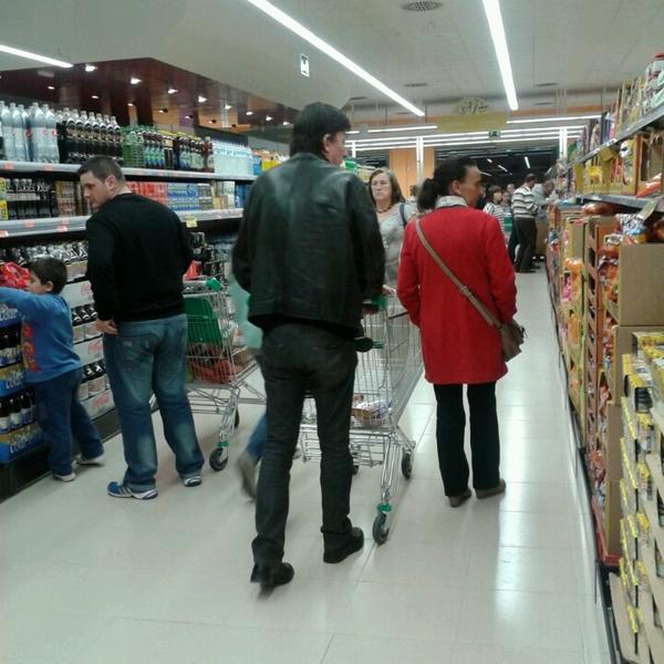 Photo taken at Mercadona by Maxikiosco Urzáiz on 10/30/2013