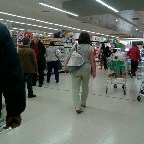 Photo taken at Mercadona by Maxikiosco Urzáiz on 10/30/2013