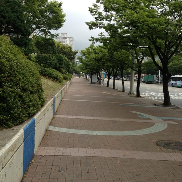 Photo taken at 홈플러스 (Home plus) by Hur E. on 6/22/2013-釜山广域市莲堤体育中心 Photo taken at 홈플러스 (Home plus) by Hur E. on 6/22/2013