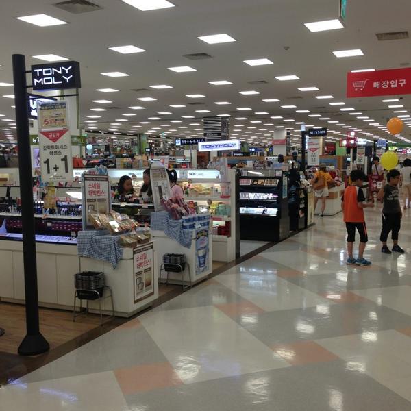 Photo taken at 홈플러스 (Home plus) by hesisi on 8/31/2013-釜山广域市莲堤体育中心 Photo taken at 홈플러스 (Home plus) by hesisi on 8/31/2013