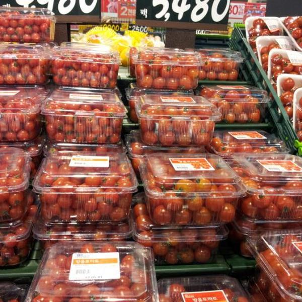 Photo taken at 홈플러스 (Home plus) by Anna Y. on 4/29/2012-釜山广域市莲堤体育中心 Photo taken at 홈플러스 (Home plus) by Anna Y. on 4/29/2012