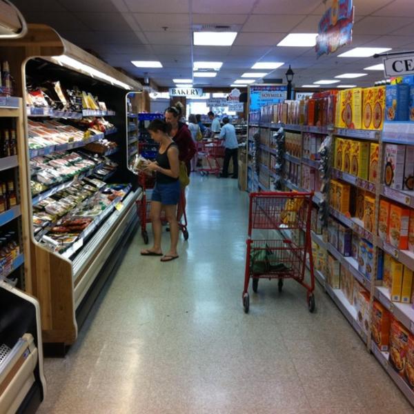 Photo taken at Trader Joe's by Vaughn S. on 7/17/2011-美国弗吉尼亚州亚历山德里亚圣亚萨北街612 Photo taken at Trader Joe's by Vaughn S. on 7/17/2011