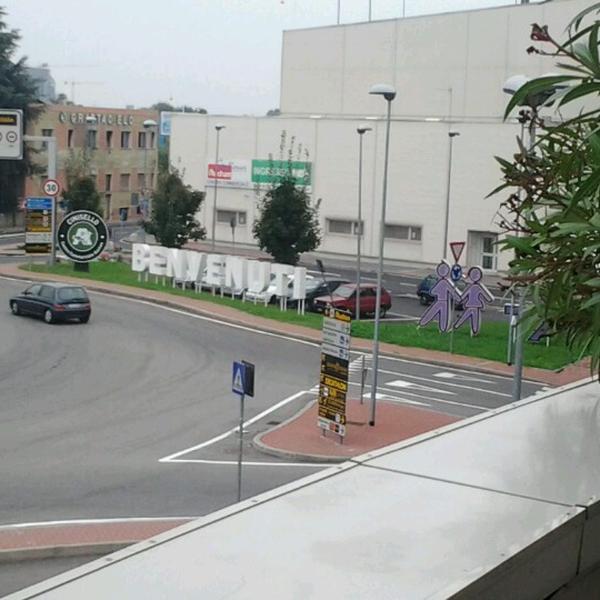 Photo taken at Centro Commerciale Auchan by Serghey M. on 9/23/2012-意大利伦巴第奇尼塞洛巴尔萨莫潘菲洛卡斯塔尔迪路5 Photo taken at Centro Commerciale Auchan by Serghey M. on 9/23/2012