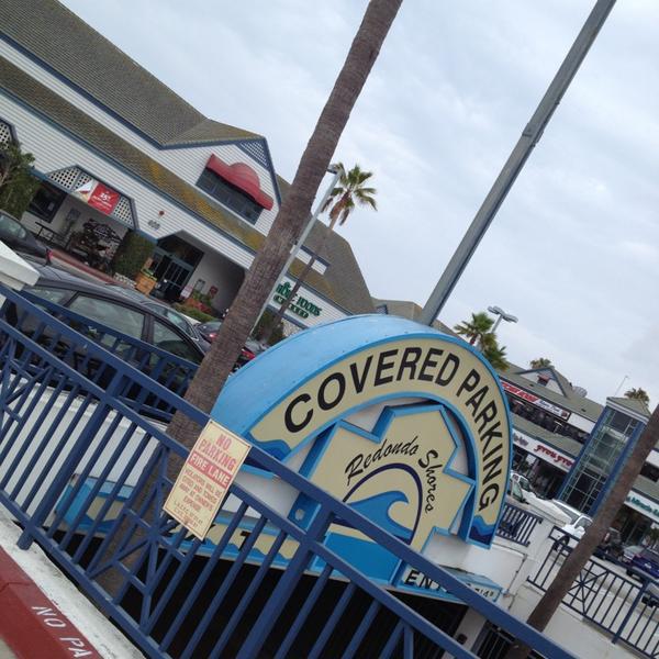 Photo taken at Whole Foods Market by Paratwiter C. on 7/26/2013-加尼福尼亚雷东多海滩太平洋海岸高速公路405(山茶花和绿柱石街之间) Photo taken at Whole Foods Market by Paratwiter C. on 7/26/2013