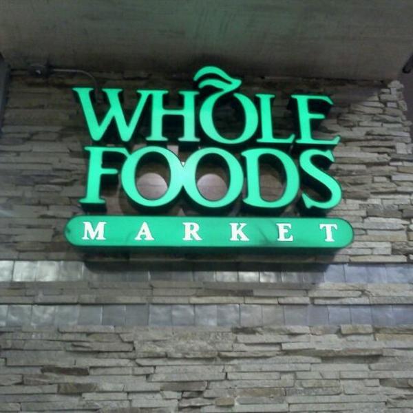 Photo taken at Whole Foods Market by Shawna G. on 10/1/2011-美国伊利诺斯州芝加哥科技教育107运河南街1101 Photo taken at Whole Foods Market by Shawna G. on 10/1/2011