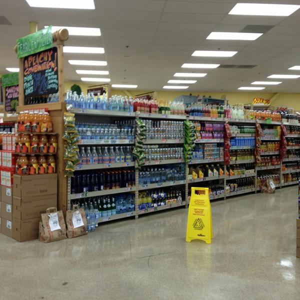 Photo taken at Trader Joe's by Greg M. on 3/30/2013-加尼福尼亚山景城阵雨街道590(在莱瑟姆街) Photo taken at Trader Joe's by Greg M. on 3/30/2013