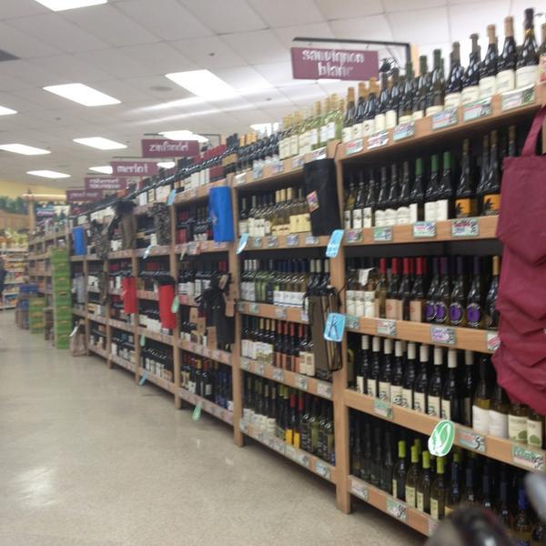 Photo taken at Trader Joe's by Greg M. on 12/19/2012-加尼福尼亚山景城阵雨街道590(在莱瑟姆街) Photo taken at Trader Joe's by Greg M. on 12/19/2012