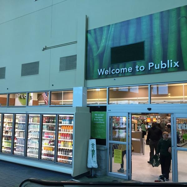 Photo taken at Publix by Ian T. on 11/19/2014-美国佛罗里达州劳德代尔堡安德鲁斯大道南601 Photo taken at Publix by Ian T. on 11/19/2014