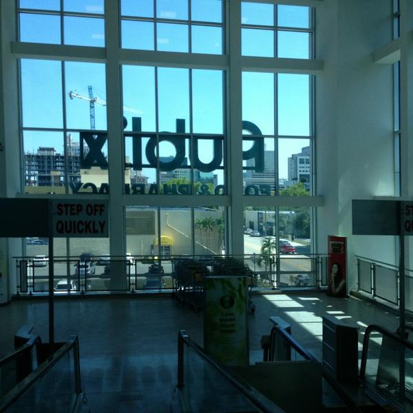 Photo taken at Publix by Ian T. on 5/24/2013-美国佛罗里达州劳德代尔堡安德鲁斯大道南601 Photo taken at Publix by Ian T. on 5/24/2013