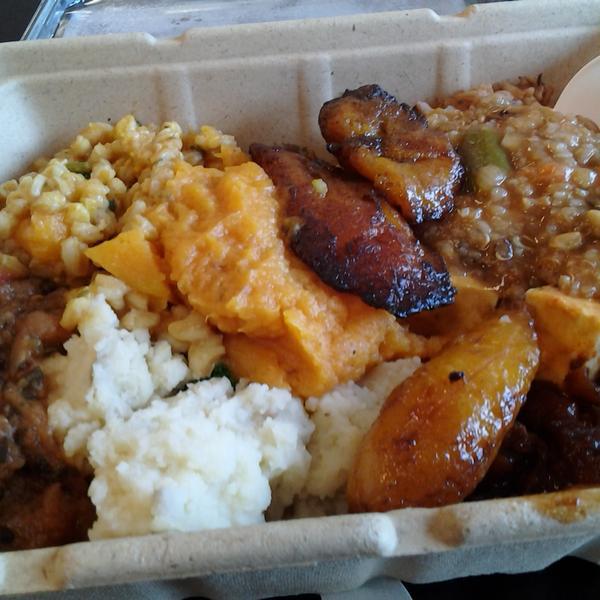 Photo taken at Whole Foods Market by Kishi M. on 4/24/2013-佛罗里达州劳德代尔堡联邦高速路2000号(在第19大街和21大街之间) Photo taken at Whole Foods Market by Kishi M. on 4/24/2013