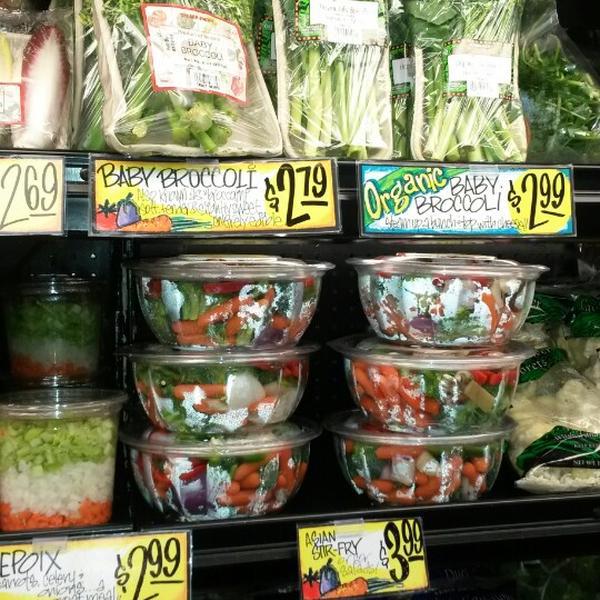 Photo taken at Trader Joe's by Dianne -伊利诺州拉格兰奇市奥格登大道拉格兰奇路北25号 Photo taken at Trader Joe's by Dianne