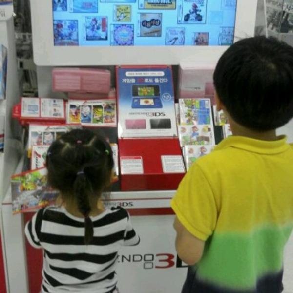 Photo taken at 이마트 (E-Mart) by Younae Lee on 6/30/2012