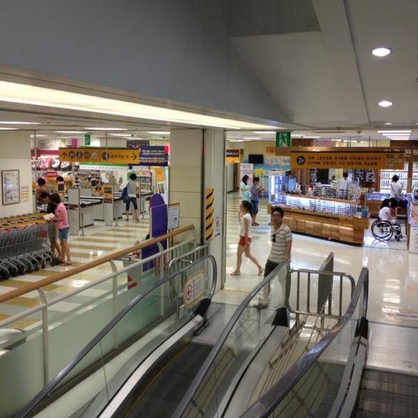 Photo taken at 이마트 (E-Mart) by Suaa L. on 8/7/2012