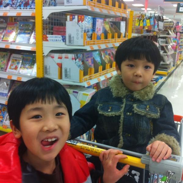 Photo taken at 이마트 (E-Mart) by 김등원 K. on 2/29/2012