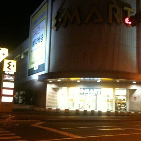 Photo taken at 이마트 (E-Mart) by Lapia on 5/13/2012