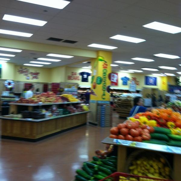 Photo taken at Trader Joe's by Malik S. on 8/11/2012-伊利诺州芝加哥市戴弗西园路667号 Photo taken at Trader Joe's by Malik S. on 8/11/2012
