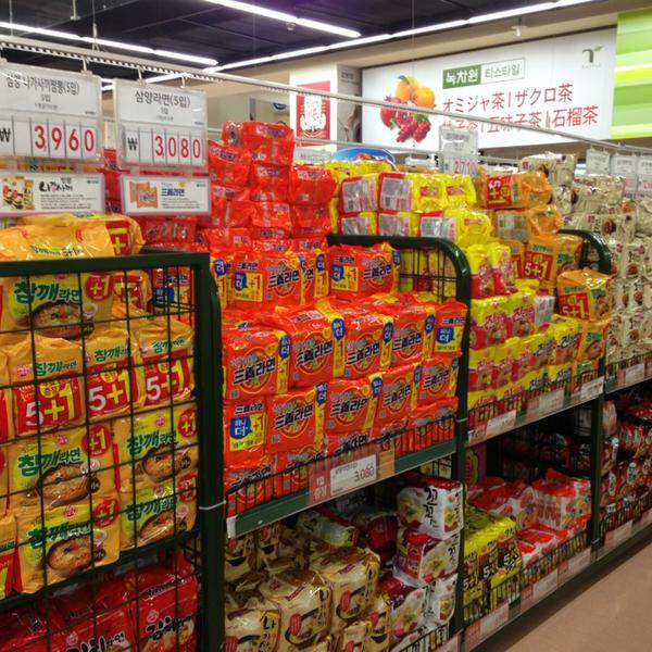 Photo taken at 롯데마트 (Lotte Mart) by け い. on 2/18/2013-首尔特别市江西区南二环路93乐天超市 Photo taken at 롯데마트 (Lotte Mart) by け い. on 2/18/2013