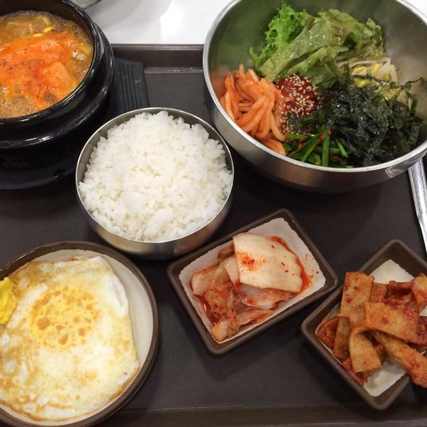 Photo taken at 홈플러스 (Home plus) by J R. on 8/22/2014-大邱市东区东村路127号(东村店) Photo taken at 홈플러스 (Home plus) by J R. on 8/22/2014