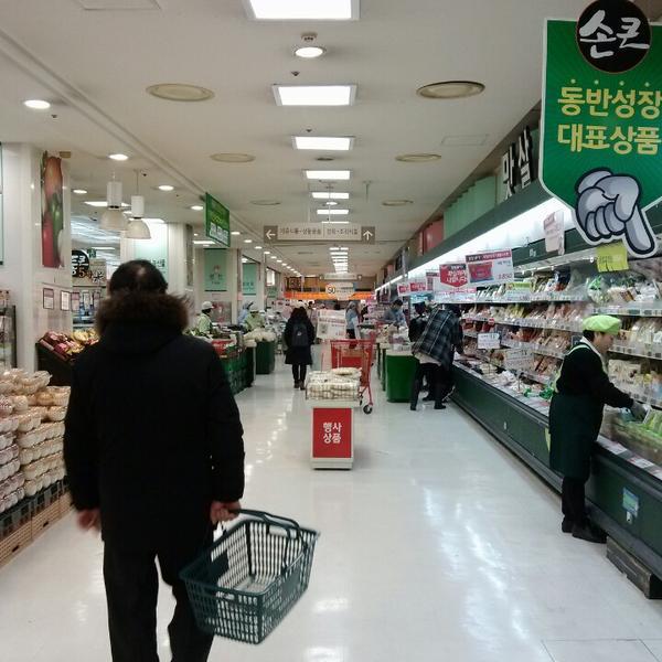 Photo taken at 롯데마트 (Lotte Mart) by DENNIS W. on 1/29/2014