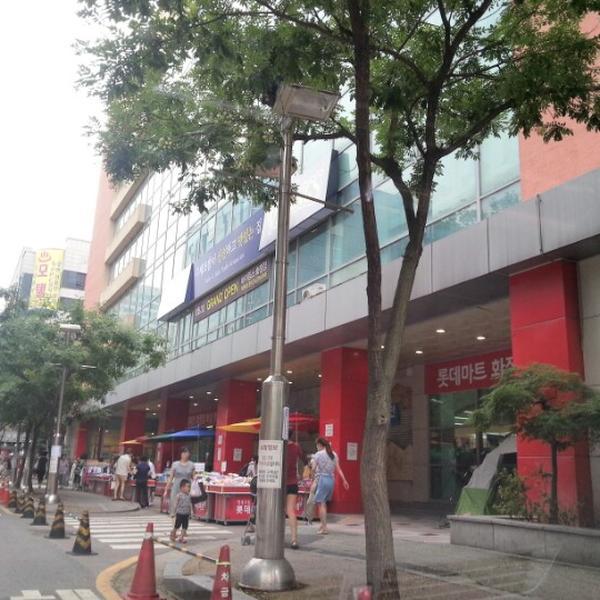 Photo taken at 롯데마트 (Lotte Mart) by Jean P. on 8/10/2012