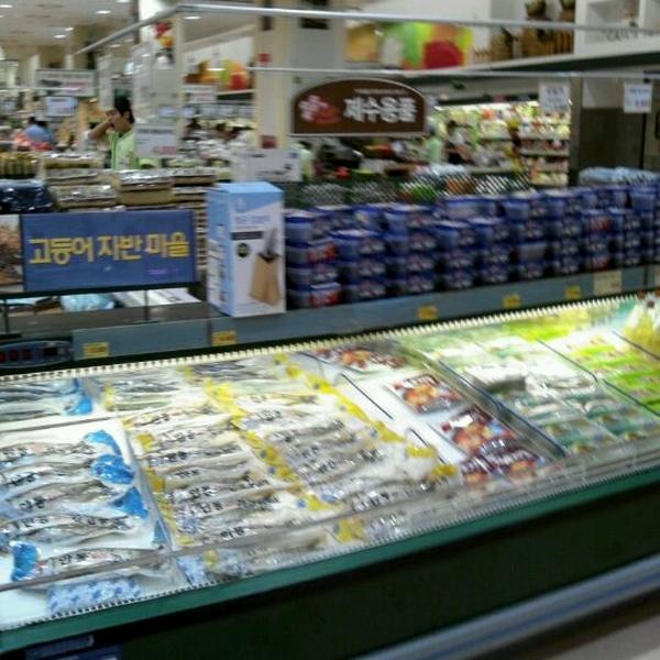 Photo taken at 롯데마트 (Lotte Mart) by Sangmin Y. on 8/6/2011