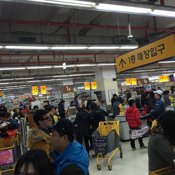 Photo taken at 이마트 (E-Mart) by Kim J. on 2/20/2015-济州市塔洞38易买得超市 Photo taken at 이마트 (E-Mart) by Kim J. on 2/20/2015