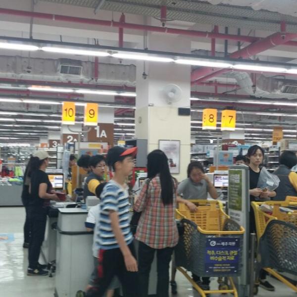 Photo taken at 이마트 (E-Mart) by Wai Min on 5/25/2015-济州市塔洞38易买得超市 Photo taken at 이마트 (E-Mart) by Wai Min on 5/25/2015