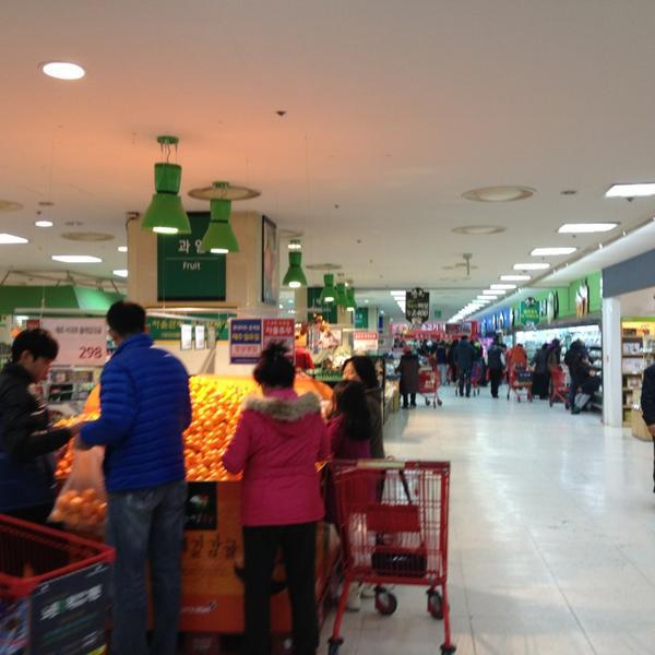 Photo taken at 롯데마트 (LOTTE Mart) by Jae Hyun K. on 1/1/2013