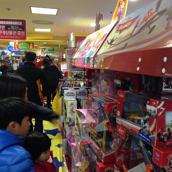 Photo taken at 롯데마트 (LOTTE Mart) by No M. on 12/21/2013