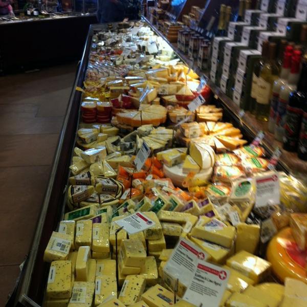 Photo taken at Whole Foods Market by Tony L. on 3/24/2012-加利福尼亚州圣地亚哥市学府大道(在第7大道)711 Photo taken at Whole Foods Market by Tony L. on 3/24/2012