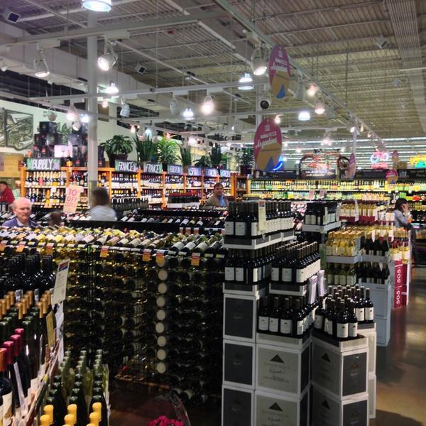 Photo taken at Whole Foods Market by Eric M. on 3/23/2013-美国南卡罗来纳州芒特普莱森特杜琪峰兹大道923 Photo taken at Whole Foods Market by Eric M. on 3/23/2013