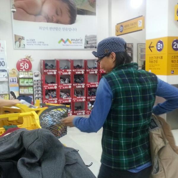 Photo taken at 이마트 (E-Mart) by SINA L. on 12/12/2013-济州市塔洞38易买得超市 Photo taken at 이마트 (E-Mart) by SINA L. on 12/12/2013